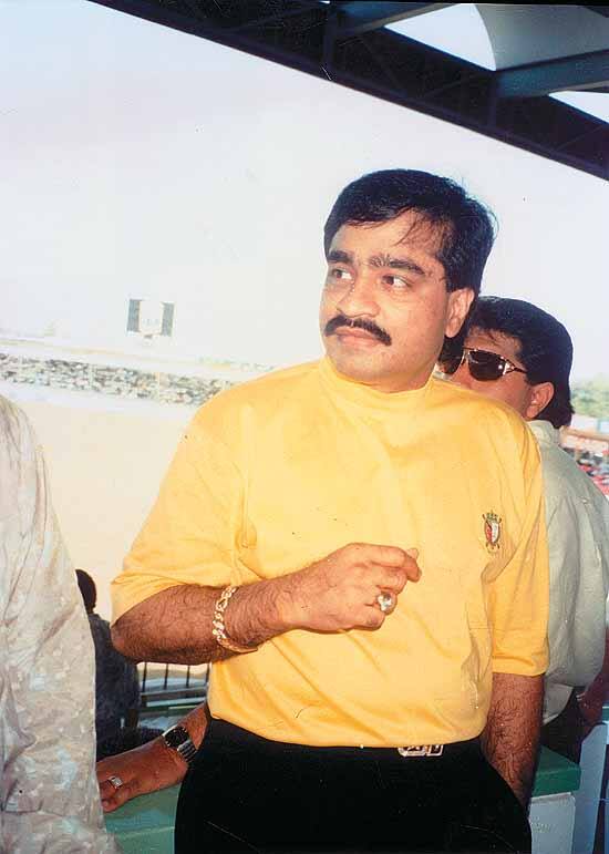 આ ઘટના 1993ના મુંબઇ બ્લાસ્ટ પહેલાંની છે તેથી દાઉદ ભાગેડુ ન હતો. તે મહારાષ્ટ્રના લોકોનો દુશ્મન પણ નહતો અથવા તો મને એવું લાગતું હતું. દાઉદે મારું ઉષ્માભર્યું સ્વાગત કર્યું અને કહ્યું કે ‘કોઇ પણ વસ્તુની જરૂર હોય તો મને કહી દેજો. તેણે મને પોતાના ઘરે બોલાવ્યો હતો. હું અવાક થઇ ગયો હતો.’