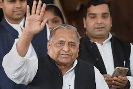 ચૂંટણી પંચે મુલાયમ યાદવને ‘હળ’નું ચિહ્ન આપ્યું છે. 