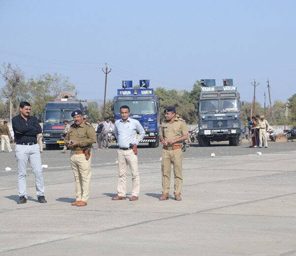 GMDCમાં પાટીદારોની રેલી બાદ અમદાવાદમાં સર્જાયેલી સ્થિતિને લઇને પણ અમદાવાદ શહેર પોલીસ હવે કોઈ ચાન્સ લેવા માગતી નથી. આ કારણે જ શહેર પોલીસના PI અને તેનાથી ઉચ્ચ કક્ષાના અધિકારીઓની રજા ઉપર મૌખિક પ્રતિબંધ મુકી દેવાયો છે. ચૂંટણીઓ આવનાર છે તે પહેલાં રાજકીય સળવળાટની સંભાવનાએ પોલીસ સતર્ક બની છે. મંગળવારે હાર્દિકનું ગુજરાતમાં પુન: આગમન થનાર છે ત્યારે પોલીસને સવારથી જ સ્ટેન્ડ-ટુ રહેવા આદેશ કરાયાં છે. પાટીદારોની વધુ વસતિ છે તેવા વિસ્તારોમાં PCRનું ક્રોસ પેટ્રોલિંગ ગોઠવવામાં આવનાર છે.