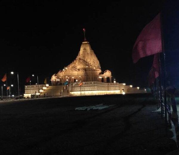 21 જાન્યુઆરીએ પ્રાણપ્રતિષ્ઠા મહોત્સવ રાખવામાં આવ્યો છે. પાંચ દિવસ દરમિયાન 50 લાખથી વધુ શ્રધ્ધાળુઓ ખોડિયાર માતાજીના દર્શને આવે તેવી સંભાવના છે. પ્રાણપ્રતિષ્ઠા મહોત્સવના દિવસે શાસ્ત્રોક્ત વિધિથી માતાજીની મૂર્તિની પ્રાણપ્રતિષ્ઠા કરવામાં આવી રહી હશે ત્યારે હેલિકોપ્ટરથી પુષ્પ વર્ષા કરવામાં આવશે. આ માટે કેટલાક હેલિકોપ્ટર પણ ભાડેથી રાખવામાં આવ્યા છે. આ કાર્યક્રમનું પણ ટેસ્ટીગ કરી લેવામાં આવ્યું છે.