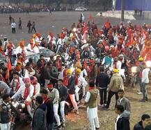 કડકડતી ઠંડીમાં લાખો પાટીદારો રાતથી જ રાજકોટ ઉમટ્યા, વહેલી સવારે મા ખોડલની શોભાયાત્રા શરૂ થઈ