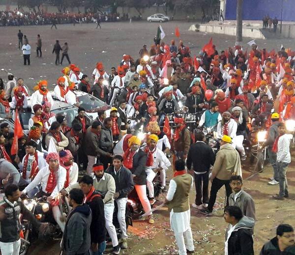 આ શોભાયાત્રાઓ બપોરે 1 સુધીમાં મા ખોડલના ધામ કાગવડ પહોંચશે. મંદિરની મુખ્ય મા ખોડલની મૂર્તિ રાજકોટના રેસકોર્સ મેદાન ખાતે રાખવામાં આવી હતી. મા ખોડલને આવકારવા માટે લેઉવા પટેલ સમાજના લાખો લોકો વહેલી સવારે કડકડતી ઠંડીમાં રાજકોટના રેસકોર્સ મેદાન ખાતે ઉમટી પડ્યા હતા.