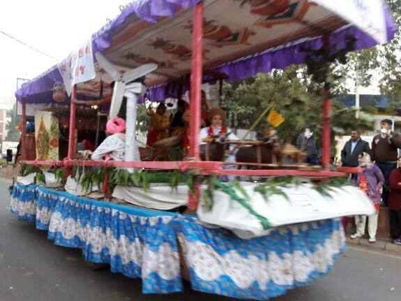  રેસકોર્સ મેદાનથી શોભાયાત્રા શરૂ થઈ હતી. મહિલા કોલેજ અંડરબ્રિજ, કેકેવી ચોક, 150 ફૂટ રિંગરોડ થઇને ગોંડલ ચોકડી, નેશનલ હાઇવે, ગોંડલ, વીરપુર થઇને કાગવડ ખોડલધામ જવા રવાના થઈ હતી. આ પ્રસંગે નરેશ પટેલે જણાવ્યું હતું કે, મારૂ સ્વપ્ન આજે પૂરુ થયું હોવાથી ખૂબ જ ખુશ છું. દરેક સમાજના લોકોનો હું આભાર માનુ છું. 