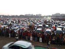 કડકડતી ઠંડીમાં લાખો પાટીદારો રાતથી જ રાજકોટ ઉમટ્યા, વહેલી સવારે મા ખોડલની શોભાયાત્રા શરૂ થઈ