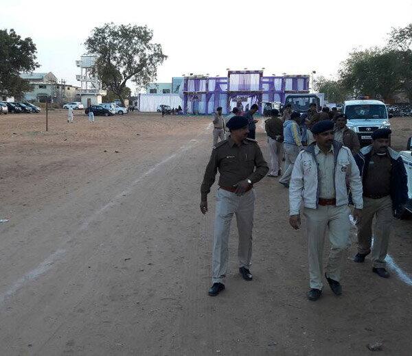ઉપરાંત ભિલોડાને મેજિસ્ટ્રેટે અન્ય કડક શરતો પણ રાખી છે. જેના લીધે પાસના નેતાઓની મુશ્કેલી વધી ગઈ છે. મેજિસ્ટ્રેટે આ કાર્યક્રમને મંજૂરી આપવા સાથે શરતો રાખી છે કે, રતનપુર બોર્ડર પર ત્રણ કિલોમીટર સુધીના ઘેરાવામાં વાહનો પાર્ક નહીં કરી શકાય જેના કારણે લાખોની સંખ્યામાં પાટીદારો આવાવનો દાવો કરનારા પાસના નેતાઓ મૂંઝવણમા મૂકાયા છે.