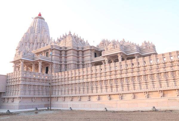 ખોડલધામ મંદિરના પ્રાણપ્રતિષ્ઠા મહોત્સવમાં મોટો નેતાઓ પણ આવે તેવી શક્યતા છે. જેના કારણે પાંચ હેલિપેડ બનાવવામાં આવ્યા છે. મૂર્તિની પ્રતિષ્ઠા વખતે પુષ્ય વર્ષા કરવા પાટીદારોએ કેટલાંક હેલિકોપ્ટર ભાડે રાખ્યા છે. આ મહોત્સવમાં 50 લાખથી વધારે શ્રદ્ધાળુઓ અહીં આવે તેવી શક્યતા છે. ત્યારે મોટી સંખ્યામાં સ્વયંમ સેવકો અહીં ખડે પગે રાત દિવસ તહેનાત રહેશે. 