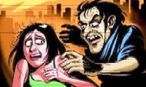 બીજી તરફ કામથી બહાર ગયેલ પતિ પરત આવતા મહિલાએ ઘરઘાટીની હરકતની જાણ કરતા બોપલ પોલીસ સ્ટેશનમાં ગુનો નોંધાયો હતો. મહિલાએ પોલીસને જણાવ્યું હતું કે, આ ઘરઘાટી લાંબા સમયથી તેમને ત્યાં ઘરનું કામ કરતો અને ડ્રાઈવર તરીકે કાર પણ ચલાવતો હતો. 