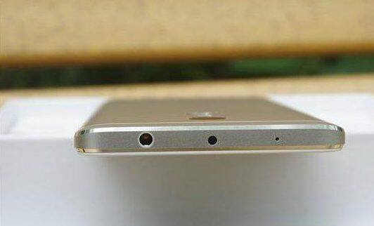 તેના રિયર કેમેરાનો સેન્સર 13 મેગાપિક્સલ છે જે એફ/2..0 અપર્ચર, ડ્યુઅલ ટોન એલઈડી ફ્લશ અને પીડીએએફથી સજ્જ છે. સેલ્ફીના શોખીનો માટે અપર્ચર એફ/2.0, 85 ડિગ્રી વાઈડ એન્ગલની સાથે 5 મેગાપિક્સલનો ફ્રન્ટ કેમેરા આપવામાં આવ્યો છે. ફોન ફિન્ગરપ્રિન્ટ સેન્સર અને ઇન્ફ્રારેડ સેન્સરની સાથે આવે છે.