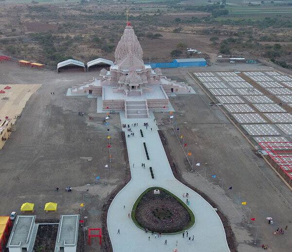 ખોડલધામ મહોત્સવના પહેલા દિવસે 10 લાખ ભાવિકોએ પ્રસાદ ગ્રહણ કર્યો હતો. બીજા દિવસે 11 લાખ લોકોએ પ્રસાદ લીધો હતો. આજે ત્રીજા દિવસે પણ ૧૫ લાખ લોકોએ પ્રસાદ લીધો હતો. પ્રસાદમાં મોહનથાળ, ગુંદી, રોટલી, શાક, સલાડ અને દાળભાતનો સમાવેશ થાય છે. 48 વિઘામાં ભોજન શાળા ઉભી કરાઈ છે.