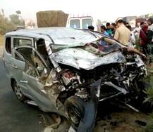 વલસાડમાં ટેમ્પો સાથે કાર અથડાતાં બે NRI સહિત છનાં મોત
