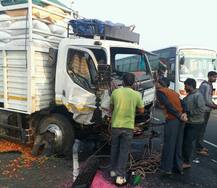 વલસાડમાં ટેમ્પો સાથે કાર અથડાતાં બે NRI સહિત છનાં મોત