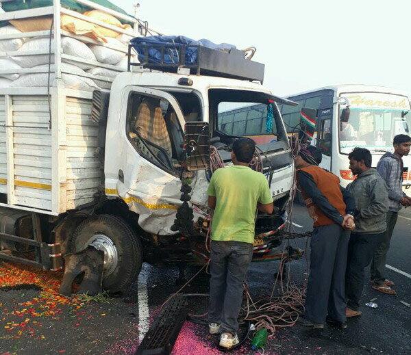 વલસાડઃ વલસાડના સરોધી ગામ પાસે ટેમ્પો અને કાર વચ્ચે થયેલા એક અકસ્માતમાં છ લોકોના મોત થયા છે. મૃતકોમાં બે NRIનો સમાવેશ થાય છે જ્યારે 5 લોકો ગંભીર રીતે ઘાયલ થયા હતા. મૃતકોમાં ત્રણ મહિલાઓ અને ત્રણ પુરુષોનો સમાવેશ થાય છે. 