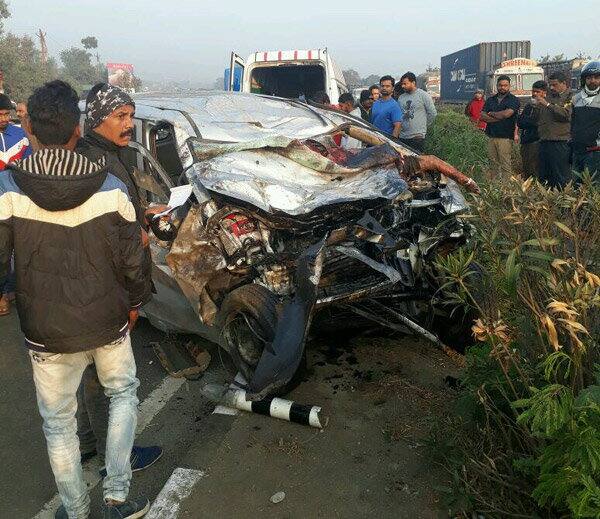 આ દરમિયાન કાર ડિવાઈડર કૂદીને સામેથી આવી રહેલા ટેમ્પો સાથે અથડાઈ હતી જેના કારણે અકસ્માત સર્જાયો હતો. આ અંગે જાણ થતાં જ પોલીસ તાત્કાલિક ઘટનાસ્થળે આવી પહોંચી હતી અને વધુ તપાસ હાથધરી હતી.