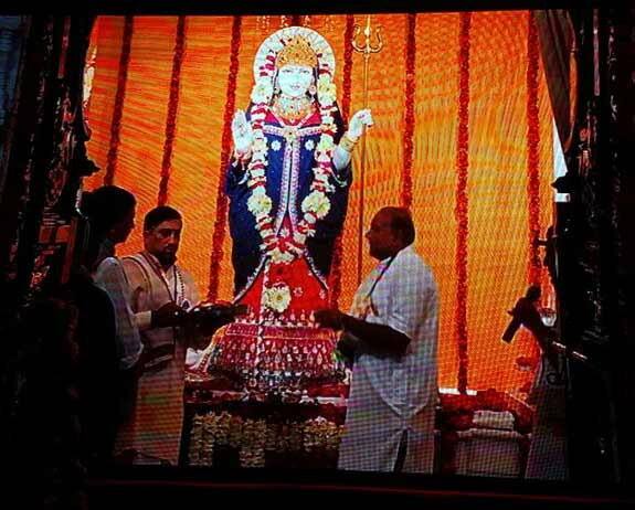  આ ઉપરાંત 55 સંગીતકારો પણ સામેલ છે. મહિલા સમિતિ દ્વારા ગણેશ સ્તુતી અને માતાજીનો ગરબો રજૂ કરવામાં આવ્યો હતો. 