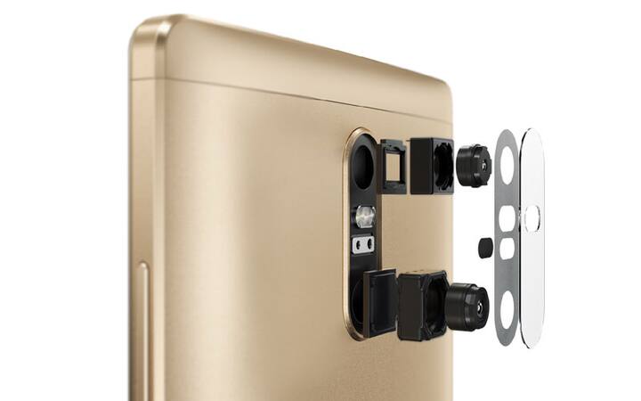 Lenovo ફેબ 2 પ્રોમાં કુલ ચાર કેમેરા છે. ફ્રન્ટમાં 8 મેગાપિક્સલનો કેમેરો છે. 16 મેગાપિક્સલનો રિયર આરજીબી કેમેરા છે. ઉપરાંત એક ડેપ્થ સેન્સિંગ ઇન્ફઅરારેડ કેમેરા અને એક મોશન ટ્રેકિંગ કેમેરા છે. Lenovo ફેબ 2 પ્રોમાં 360 ડિગ્રીનો વીડિયો રેકોર્ડ કરી શકાય છે અને 4કે વીડિયો પણ. ફોનના પાછળના ભાગ પર એક ફિન્ગરપ્રિન્ટ સેન્સર પણ આપેલ છે.