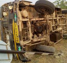 અમરેલીઃ સ્કૂલ બસ પલ્ટી જતાં 15 વિદ્યાર્થીઓ ઘાયલ, હોસ્પિટલ ખસેડાયા