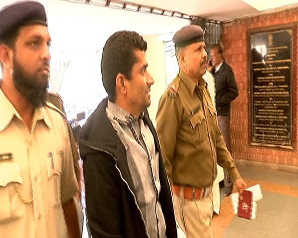 જીગ્નેશ ભજીયાવાળાની ગઈકાલે ધરપકડ કરાયા પછી ઈડીને વધુ પુછપરછ માટે 10 દિવસના રિમાન્ડની માંગણી કરી હતી. પરંતુ આજે જીગ્નેશ ભજીયાવાળાને સ્પેશિયલ કોર્ટમાં રજૂ કરાયા પછી કોર્ટે ઈડીને 4 દિવસના રિમાન્ડ મંજૂર કર્યા હતા. જીગ્નેશ ભજીયાવાળા સામે 175 જેટલા ડમી ખાતા ખોલાવી જૂની પ્રતિબંધિત નોટો નોટબંધી બાદ એકાઉન્ટમાં જમા કરવાનો આરોપ છે. આ અંગે તેની તપાસ કરવાની છે. ડમી એકાઉન્ટમાં તમામ સહી ખોટી કરવામાં આવી છે, જે કાયદાની જોગવાઇ મુજબ ગુનો છે, તેમ edનાં વકીલે રજૂઆત કરી હતી.