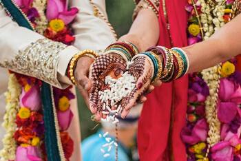 અમદાવાદ: મહિલા અને પુરૂષના ભેદભાવની અસર સમાજ અને લગ્ન જીવન પર થઈ રહી છે. એક માહિતી મુજબ રાજ્યના 10 લાખથી વધુ યુવાનો અપરણિત છે. અપરણિત યુવતીઓની સંખ્યા 2.90 લાખ છે.