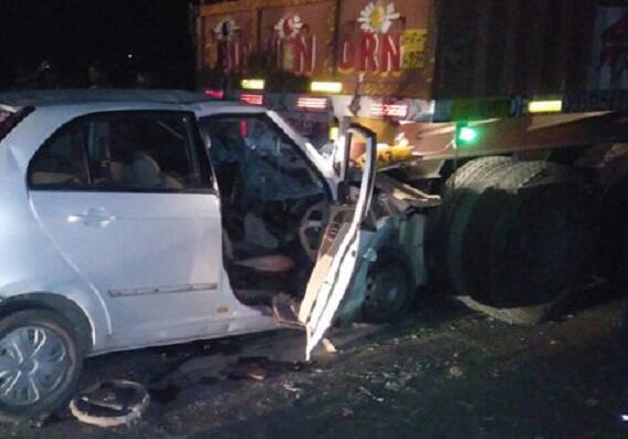 ડિસા: ડીસા-ભીલડી નેશનલ હાઇવે પર આખોલ ઓવરબ્રિજ નજીક રવિવારે મોડી રાત્રે પાલનપુર તરફ જતી ઇન્ડિકા કાર ટ્રક પાછળ ઘુસી જતાં ગમખ્વાર અકસ્માત સર્જાયો હતો. આ દુર્ઘટનામાં 2 બાળકો સહિત 5 વ્યક્તિના ઘટનાસ્થળે મોત નિપજ્યા હતાં. જ્યારે 2 વ્યક્તિને ગંભીર ઇજાઓ થતાં ડીસા સિવિલ હોસ્પિટલમાં ખસેડવામાં આવ્યા હતાં.