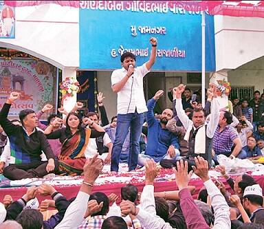 હાર્દિક પટેલે ઉમિયા માતાના મંદિરે દર્શન કર્યા બાદ જનમેદનીને સંબોધતા જણાવ્યું કે આપણે પાટીદારો માટે કોઇ પણ ભોગે અનામત લેવાની છે અને ન આપે તો ઝૂંટવી લેતાં પણ પાટીદારોને આવડે છે. પાટીદાર સમાજની તાકાતની વિશ્વ લેવલે નોંધ લેવાઇ છે અને કોઇના બાપની તાકાત નથી કે પાટીદારની તાકાતને રોકી શકે.