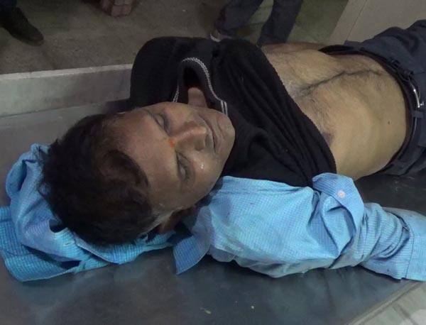 કામરેજની ખાનગી હોસ્પીટલના પી.એમ રૂમમાં પડેલી આ ડેડબોડી મૂળ ઓલપાડના સાધીયેર ગામના અને હાલ કામરેજ ખાતે રહેતા મૃતક જયેશભાઈ અને તેમનો મિત્ર અમુલભાઈ કાર લઇ નવસારી ખાતે શનિદેવના દર્શને ગયા હતા. અને ત્યાંથી પરત થતી વેળાએ કામરેજના વલથાણ નહેર નજીક ચાની લારી પર ચા પીવા ઉભા હતા.