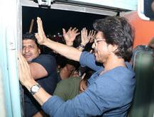 વડોદરા રેલવે સ્ટેશન પર શાહરૂખની એક ઝલક મેળવવા પ્રશંશકોની ભીડ, 1નું મોત