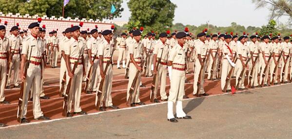 ઉપરાંત ગુજરાતમાં પ્રશંસનીય કામગીરી કરનાર 15 પોલીસ અધિકારીઓ અને કર્મચારીઓને પોલીસ મેડલ આપવામાં આવશે. ગુજરાત સરકાર દ્વારા 30 હોમગાર્ડ જવાનો, બોર્ડર વિંગ જવાનો 5 અને નાગરીક સંરક્ષણને 4, ગ્રામરક્ષક દળ 10 જવાનોને ચંદ્રકો આપવાની જાહેરાત કરવામાં આવી છે.