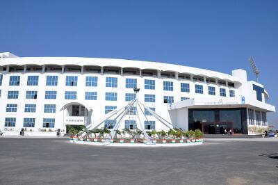 આ ફરિયાદ ખંઢેરી સ્ટેડિયમમાં મોટા બાંધકામ પછી પણ સર્ટિફીકેટ નહીં લેવાતા કરવામાં આવી છે. પર્યાવરણનું સર્ટિફીકેટ નહીં લેવાતા ફરિયાદ થઈ હોવાની જાણકારી છે. 