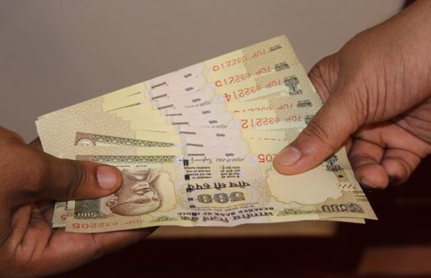 After old Rs 2  Rs 5 notes now banned Rs 500 can help you earn Rs 10,000 online Banned RS 500 Note: మీ దగ్గర పాత 500 రూపాయల నోటు ఉందా.. అయితే రూ.10 వేలు మీ సొంతం..!