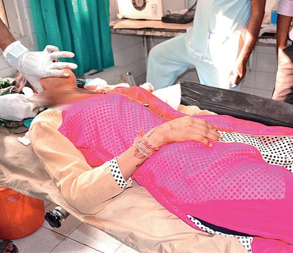 યુવકે ચપ્પાના ત્રણ ઘા ઝીંકી દીધા હતા. યુવતીએ ચીસાચીસ કરી મૂકતાં મુસાફરોએ યુવકને બસમાં જ ઝડપી પાડ્યો હતો અને તેને મેથીપાક પણ આપી પોલીસને હવાલે પણ કરી દીધો હતો. બીજી તરફ ઇજાગ્રસ્ત યુવતીને પ્રમુખસ્વામી હોસ્પિટલ ખાતે સારવાર માટે ખસેડવામાં આવી હતી. પોલીસે એમએલટીની ભોગ બનનાર વિદ્યાર્થિનીની ફરિયાદના આધારે તપાસ હાથ ધરી છે.