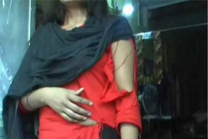 ફરિયાદમાં જણાવ્યા પ્રમાણે મનોજ તેના પતિને પણ દારૂ અને નોનવેજ ખવડાવતો હતો. તે ક્રિમીનલ રેકોર્ડ ધરાવતો હોઇ તેને લોન ન મળતી હોઇ મારા નામે એ.સી., ફ્રિઝ, એકટીવા તથા મનોજના પુત્ર મુરલીને ૪૫ હજારનું લેપટોપ લઇ દીધુ હતું. જેના હપ્તા મારા ખાતામાંથી કપાતા હતાં. મનોજે એક રૂપિયોય આપ્યો નથી.