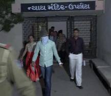 રાજકોટઃ રાતે લેક્ચરર પ્રેમિકાના ઘરમાં ઘૂસી PSIએ મચાવ્યો હંગામો, હાથની નસ કાપી કર્યો આપઘાતનો પ્રયાસ