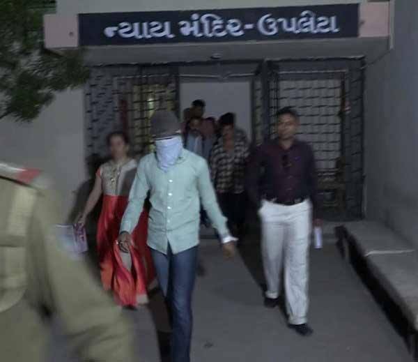 આ અંગેની વિગતો પ્રમાણે રાજકોટ બી ડિવિઝન પોલીસ મથકમાં ફરજ બજાવતા પીએસઆઇ એમ.સી.મારૂ અને ઉપલેટામાં રહેતી અને અગાઉ રાજકોટમાં ભરાડ સ્કૂલમાં લેક્ચરર તરીકે નોકરી કરતી યુવતી વચ્ચે પ્રેમસંબંધ હતા. જોકે, મારૂ પરણિત હોવાનું અને બે સંતાનનો પિતા હોવાની જાણ પ્રેમિકાને થઈ જતાં તેણે મારૂ સાથેના પ્રેમસંબંધ તોડી નાંખ્યા હતા. એટલું જ નહીં, યુવતી નોકરી છોડી ઉપલેટા ચાલી ગઈ હતી. 