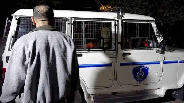 લેક્ચરર યુવતી રાજકોટમાં ભાડાના મકાન માટેનો કરાર પોલીસ સ્ટેશનમાં જમા કરાવવા ગઈ હતી, ત્યારે પીએસઆઇ મેહુલ મારૂના પરિચયમાં આવી હતી. આ પછી બંને વચ્ચે પ્રેમસંબંધ બંધાયા હતા. જોકે, પ્રેમસંબંધ તૂટતાં યુવતી ઉપલેટા જતી રહી હતી. દરમિયાન મારૂ પણ છેલ્લા ચાર દિવસથી ઉપલેટા હતો અને રોજ પૂર્વ પ્રેમિકાના ઘર પાસે આંટાફેરા કરી ત્રાસ ગુજારતો હતો.