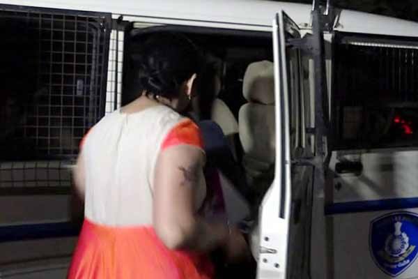 ગત ગુરુવારે યુવતીના પરિવારના સભ્યો ઘરમાં સૂતા હતા ત્યારે મારૂએ ઘરમાં ઘુસીને ધમાલ મચાવતા એકત્ર થઇ ગયેલા ટોળાએ પીએસઆઇ મારૂને પકડી સ્થાનિક પોલીસના હવાલે કરી દીધો હતો. યુવતીએ મારૂ સામે નિર્લજ્જ હુમલો, ખૂનની ધમકીનો ગુનો નોંધાવ્યો હતો. મારૂએ પણ વળતી ફરિયાદ નોંધવાનું કહી પોલીસ મથકમાં જ આપઘાતનો પ્રયાસ કર્યો હતો.