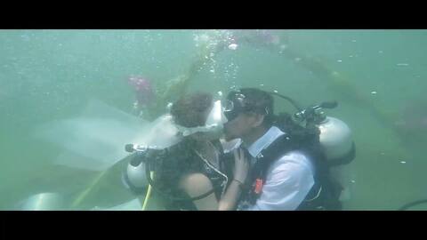 દેશના પહેલા અંડર વોટર લગ્ન: મહારાષ્ટ્રના યુવકે સાથે આ અંદાજમાં પરણી વિદેશી યુવતી દેશના પહેલા અંડર વોટર લગ્ન: મહારાષ્ટ્રના યુવકે સાથે આ અંદાજમાં પરણી વિદેશી યુવતી