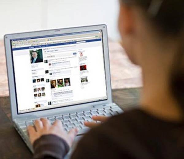 ફેસબૂક આઇડીમાં તેણીનો પતિ અને પુત્રી સાથેનો ફોટો પણ મુકાયો હતો. આ ઉપરાંત બોગસ આઇડી બનાવી તેના પર બિભત્સ લખાણો અને ફોટાઓ પણ અપલોડ કરી તેણીને બદનામ કરવાનો પ્રયાસ કરી પજવણી કરવામાં આવ્યાનું ફરિયાદમાં જણાવાયું છે. પી.એસ.આઇ. એલ.ટી. મકવાણાએ આ મામલે તપાસ હાથ ધરી છે.