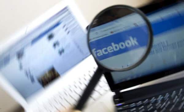 પોલીસે ૨૮ વર્ષિય યુવતિની ફરિયાદ પરથી અજાણ્યા શખ્સ સામે આઇટી એકટની કલમ ૪૩, ૬૭એ, આપીસી ૫૦૯ મુજબ ગુનો નોંધ્યો છે. ફરિયાદીએ એફઆઇઆરમાં જણાવ્યું છે કે તેના લગ્ન થઇ ગયા છે અને બે વર્ષથી પોતે પિતાના ઘરે રહે છે. ચારેક મહિના પહેલા એક સગા તેના ઘરે બેસવા આવ્યા ત્યારે વાત-ચીત દરમિયાન સગાએ કહેલ કે મેં ફેસબૂકમાં તારી ફ્રેન્ડ રિકવેસ્ટ એસેપ્ટ કરી લીધી છે અને તું મારા ફ્રેન્ડ લિસ્ટમાં છે. ત્યારે આ યુવતિએ પોતે કોઇ ફ્રેન્ડ રિકવેસ્ટ મોકલી જ નહિ હોવાનું કહેતાં એ સગાએ તેણીના નામનું ફેસબૂક આઇ.ડી. બતાવ્યું હતું. જે જોઇ તેણી ચોંકી ગઇ હતી.