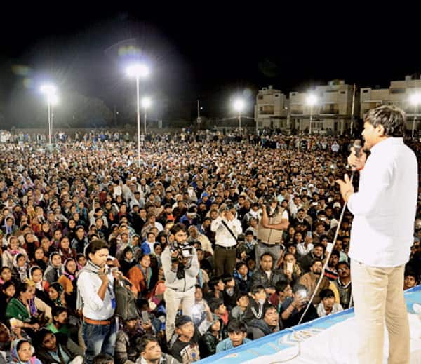  હાર્દિકે જણાવ્યું કે, અનામત માટે અમિત શાહ અને વિજય રૂપાણીને પ્રુફ આપ્યા છે. છતાં અનામત મળી નથી. મારા પર દેશદ્રોહના બે કેસ છે હજુ લાગતા હોય તો પણ લગાડો જીવવું છે તો સન્માનથી. મને કોઇનો ડર લાગતો નથી. સરપંચથી પાર્લામેન્ટ સુધીની સીટો ખાલી કરવાની અમારામાં તાકાત છે.