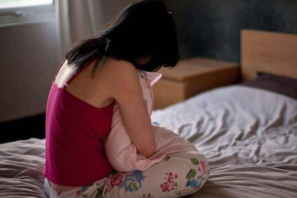 આરોપીઓ બળાત્કાર ગુજાર્યા પછી યુવતીના મોઢે રૂમાલ બાંધી હાથ-પગ વાયરથી બાંધી નગ્ન હાલતમાં જ છોડીને ફરાર થઈ ગયા હતા. સવારે મહામહેનતે દરવાજા પાસે પહોંચીને યુવતીએ દરવાજો ખખડાવતાં પાડોશીએ દરવાજો ખોલ્યો હતો. પાડોશી મહિલાઓએ યુવતીને કપડાં પહેરાવ્યા પછી પૂછપરછ કરતાં તેને સમગ્ર હકિકત જણાવી હતી. 