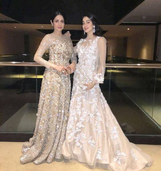 શ્રીદેવી પરિવાર સાથે હૈદરાબાદમાં લગ્ન સમારોહમાં ભાગ લેવા ગઈ હતી. જ્યાં તે બંને દિકરીઓ સાથે આ અંદાજમાં જોવા મળી હતી