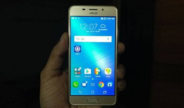 એન્ડ્રોઇડના લેટેસ્ટ વર્ઝન નોગટ પર ચાલતા આ સ્માર્ટફોનને કંપનીએ એલ્યુમિનિયમ મેટલ બોડીની સાથે રજૂ કરશે. આ ફોનમાં ફિન્ગરપ્રિન્ટ સેન્સર છે જે હોમ બટનની સાથે આપવામાં આવશે. આસુસનો દાવો છે કે, આ સ્માર્ટફોન માત્ર 0.5 સેકન્ડમાં અનલોક હોઈ શકે છે.