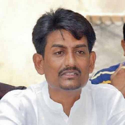 તેમણે ચિમકી આપી હતી કે, અમે ટાટા નેનોથી આંદોલનની શરૂઆત કરીશું અને ત્યારબાદ હોન્ડા, મારુતિ જેવી બીજી મોટી કંપનીઓને પણ તાળાં મારીશું. અમારી માંગણી છે કે, અમારા યુવાનોને નોકરી આપો અને તમારા ઉદ્યોગો સુખેથી ચલાવો, નહીંતર જમીન ખાલી કરો. હવે સમય પાકી ગયો છે કે આ પ્રકારના ઉદ્યોગોને સબક શીખવાડાય. 