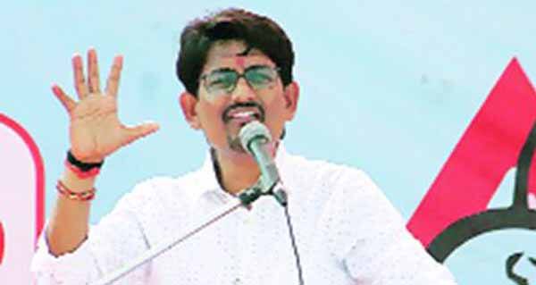 તેમણે જણાવ્યું હતું કે, સરકારી મદદ લઈને રાજ્યમાં જે ઉદ્યોગો ચાલી રહ્યા છે તેમણે સ્થાનિક યુવાનોને 85 ટકા રોજગાર આપવાના કાયદાનું ચુસ્ત પણે પાલન કરવું પડશે. જો કાયદાનું ચુસ્તપણે પાલન નહીં થાય તો શિક્ષિત બેરોજગાર યુવાનો દ્વારા આવા તમામ ઉદ્યાગોને તાળાં મારી દેવાશે. 