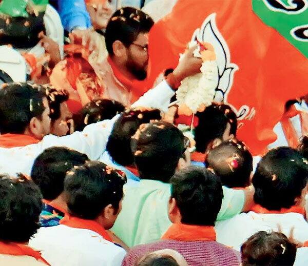 વિજય માંગુકીયાને તત્કાળ સારવાર અર્થે સ્મીમેરમાં ખસેડવામાં આવ્યો હતો. આ વાતની ખબર પડતાં સ્મીમેર હોસ્પિટલ ખાતે પાટીદાર સમર્થકોના ટોળેટોળા ઉમટી પડ્યાં હતાં. તેના કારણે વાતાવરણ તંગ થઈ ગયું હતું. આ ઘટનાને પગલે પોલીસ પણ દોડતી થઈ ગઈ હતી અને ટોળાંને તાત્કાલિક વિખેરી નાખ્યાં હતાં. 