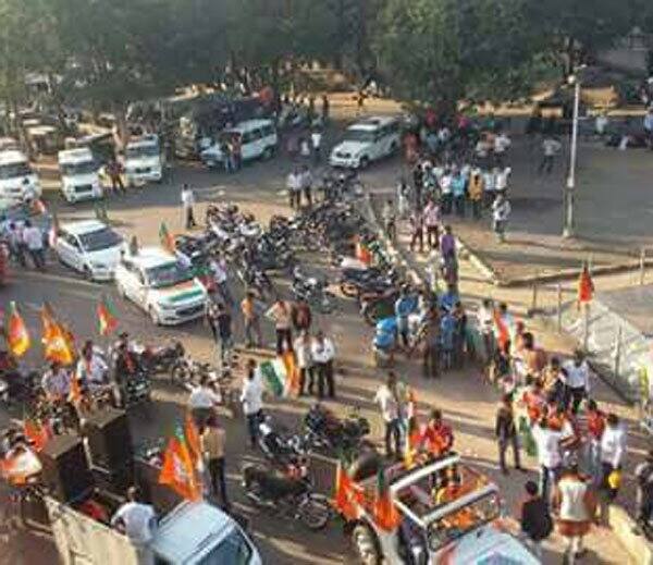 સરથાણા ખાતે રેલીમાં વિરોધના પગલે ઋત્વિજ પટેલે સરકિટ હાઉસમાં પત્રકાર પરિષદ સંબોધી હતી અને તેમાં તેમણે કોંગ્રેસના કાર્યકરોએ રેલીમાં વિરોધ કર્યો હોવાનું જણાવ્યું હતું. પાટીદારોએ સરકિટ હાઉસ ખાતે ધસી આવીને ભાજપનો વિરોધ પાટીદાર અને પાસના કાર્યકરોએ જ નોંધાવ્યો છે તેવો હુંકાર કર્યો હતો.