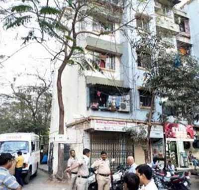 ઘરમાંથી લાશની દુર્ગંધ આવતાં પાડોશીએ પોલીસને બોલાવી હતી. જેમાં માતા-પુત્રીની હત્યા થઈ હોવાનું જાણવા મળ્યું હતું. પોલીસે સીસીટીવીને આધારે તપાસ કરતાં છેલ્લા દીપિકાના ઘરમાંથી વિનાયક નીકળ્યો હોવાનું જાણવા મળ્યું હતું. પોલીસે તેના આધારે તપાસ શરૂ કરી હતી. 