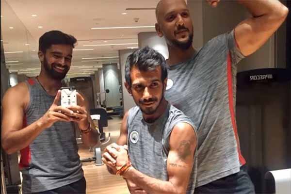 યુઝવેન્દ્રે 11 વર્ષની વય સુધી ખેતરની પિચ પર પ્રેક્ટિસ કરીને બોલને ફેરવવામાં મહારત હાંસલ કરી લીધી હતી. તેણે સ્કૂલ ક્રિકેટમાં કમાલ દેખાડી તેથી રણજી ટ્રોફી માટે હરિયાણા ટીમમાં તેની પસંદગી થઈ. સચિન તેંડુલકરની તેના પર નજર પડી ને તેણે 2011માં મુંબઈ ઈન્ડિયન્સ ટીમ માટે પસંદ કર્યો. 