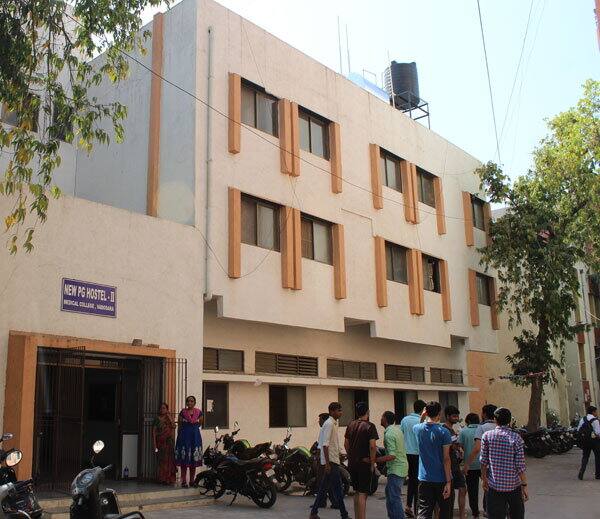  વિદ્યાર્થિનીના આપઘાત સંદર્ભે પોલીસે તેના પિતાનું નિવેદન લીધું હતું તેમણે કહ્યું હતું કે, પાંચેક દિવસ પહેલા પુત્રી ઘરે આવી હતી.તે સમયે તેણે એક્ઝામમાં ફેઇલ થઇ હોવાનું અને બીજી વખત જે પરીક્ષા આપી છે તેમાં પણ ફેઇલ થાય તેવો ડર વ્યક્ત કર્યો હતો. જેના કારણે ડિપ્રેશનમાં હતી. ડીએનબીમાં ફેઇલ થઇ તો વાંધો નહિ તેવું આશ્વાસન પણ આપ્યું હતું. 