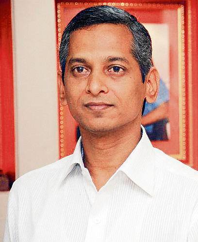 શિવ સેનાને પહેલો અને સૌથી મોટો આંચકો તેના ગઢ સમા પરેલ વિસ્તારમાં લાગ્યો હતો. સતત બે મુદત સુધી નગરસેવક રહી ચૂકેલા અને દિગ્ગજ નેતા ગણાતા નાના આંબોળેએ ગુરુવારે જ શિવ સેનાસાથે છેડો ફાડીને ભારતીય જનતા પક્ષમાં જોડાઇ ગયા છે. નાના આંબોળેની ઘેરી નારાજીના મૂળમાં સ્થાનિક વિધાનસભ્ય અજય ચૌધરી હોવાની ચર્ચા થઇ રહી છે. એટલે કે નાના આંબોળે અને અજય ચૌધરી વચ્ચે ઘણા સમયથી જુદા-જુદા મુદ્દે મતભેદો હતા. અધૂરામાં પૂરું પાલિકાની ચૂંટણીના ઉમેદવારોની પસંદગી બાબતમાં પણ બંને વચ્ચે મોટો વિખવાદ થયો હતો. 